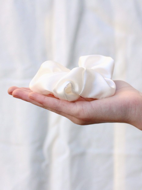 Scrunchie big - pearl-Scrunchies-Solunière | ethical silk