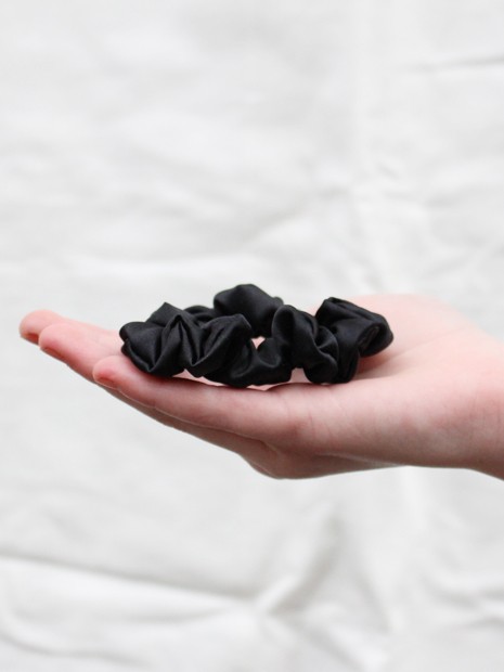 Scrunchie thin - deep black-Scrunchies-Solunière | ethical silk
