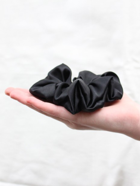 Scrunchie big - deep black-Scrunchies-Solunière | ethical silk